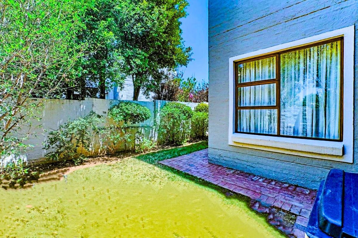 Staggering Cluster house in Midrand Vorna Valley right across Mall of Africa - Photo 5
