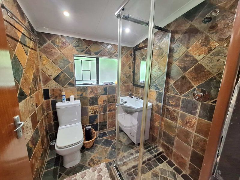 Stunning 6-Bedroom Property with Spectacular Views - Photo 8