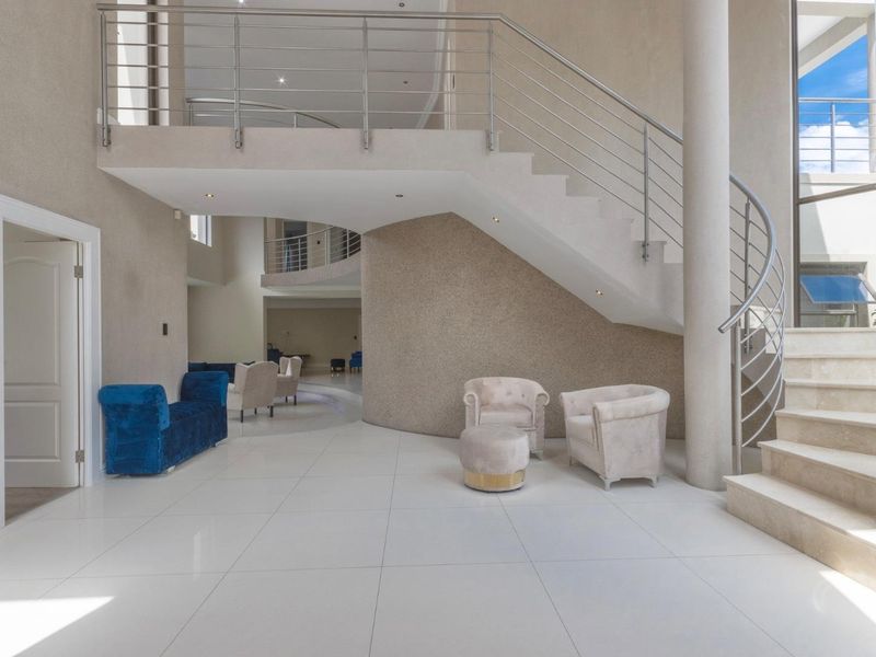 An Opulent Home Close to the Beach - Photo 5