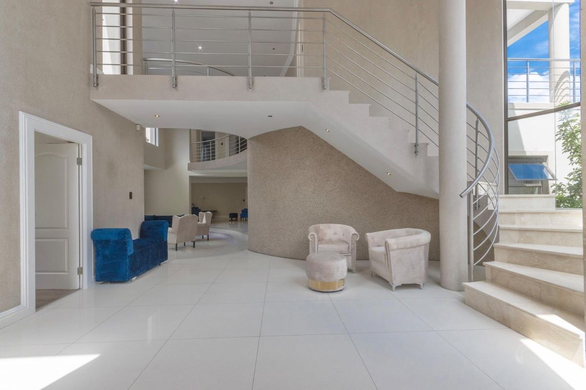 An Opulent Home Close to the Beach - Photo 5