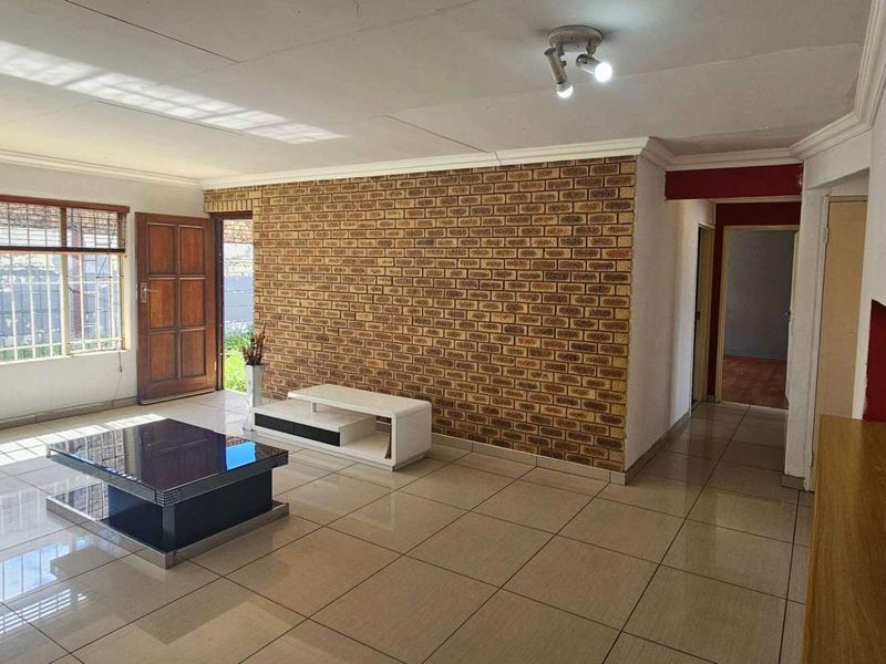 Spacious 2-Bedroom Simplex in a Secure, Small Complex - Photo 4