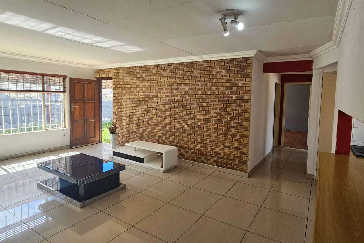 Spacious 2-Bedroom Simplex in a Secure, Small Complex - Photo 4