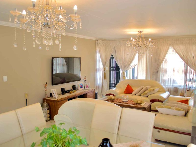 ** 3 Bedroom Townhouse in the Heart of Amberfield - A minute away from Amberfield College - Grade 00 to Matric** - Photo 2