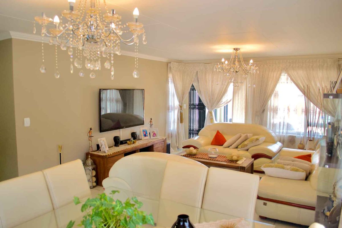 ** 3 Bedroom Townhouse in the Heart of Amberfield - A minute away from Amberfield College - Grade 00 to Matric** - Photo 2