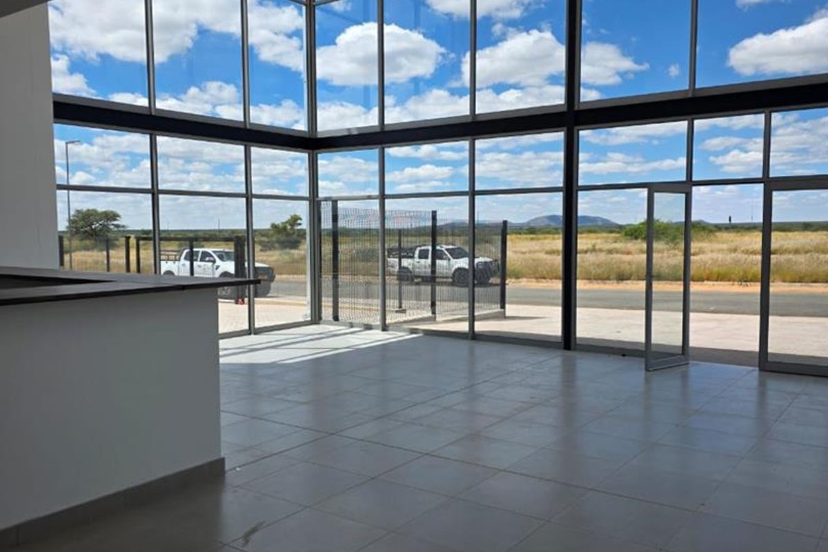 Prime Showroom/Warehouse Space Available Near the Airport - Photo 3