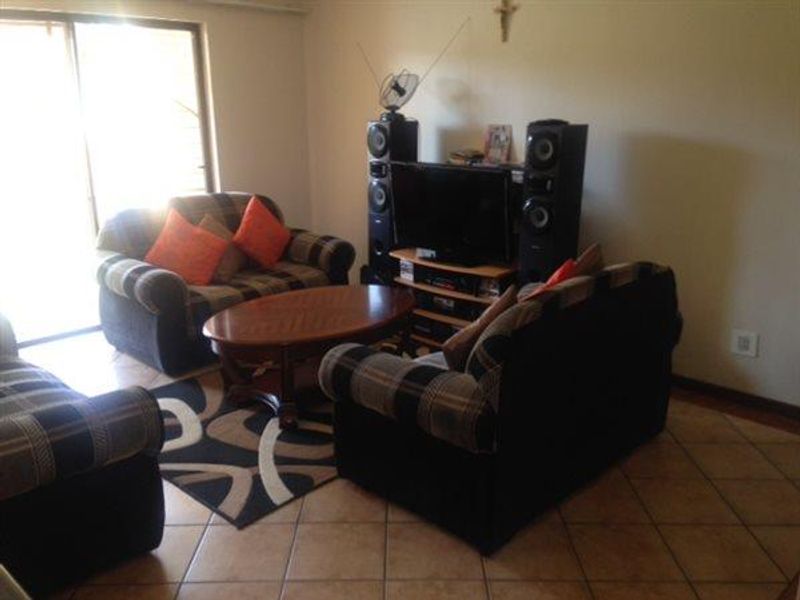 2 Bedroom top unit in Faerie Glen - Photo 4