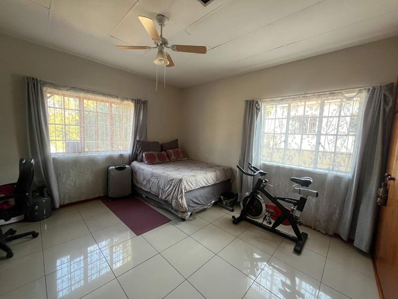 Spacious 3-Bedroom Family Home in Prime Lemoendraai Location – Great Investment Potential! - Photo 8