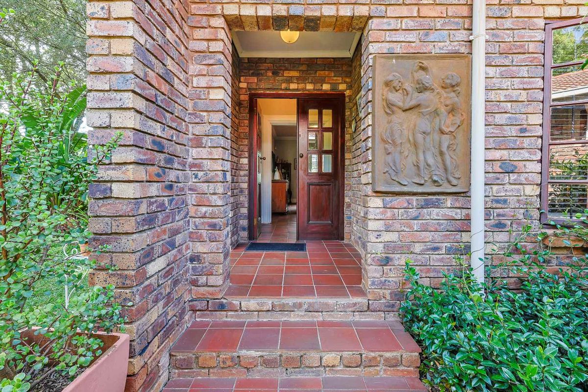 Spacious Family Home with Character & Separate Flatlet - Photo 4