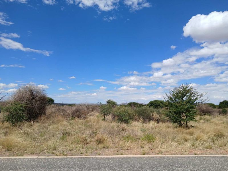 Perfectly positioned on Hole 1, for golf enthusiasts. - Photo 2