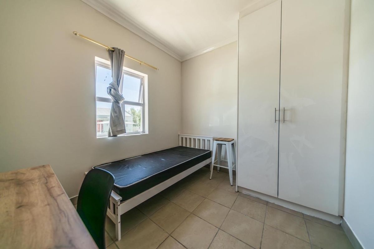 Furnished bedroom in four bedroom house - Photo 5