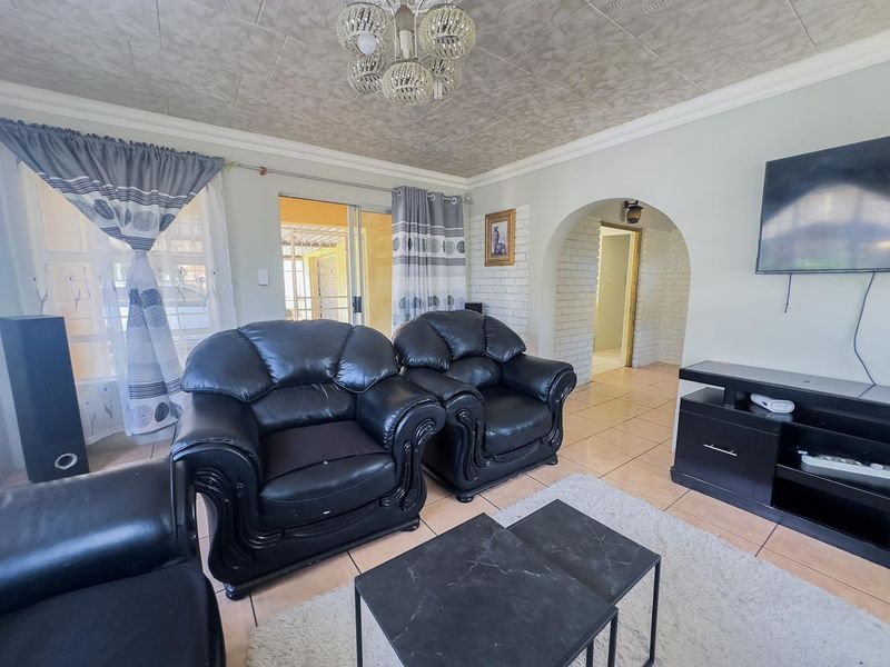 EXCLUSIVE MANDATE – 3 BEDROOM FREE-STANDING HOME WITH ADDITIONAL ROOM & BATHROOM - Photo 8