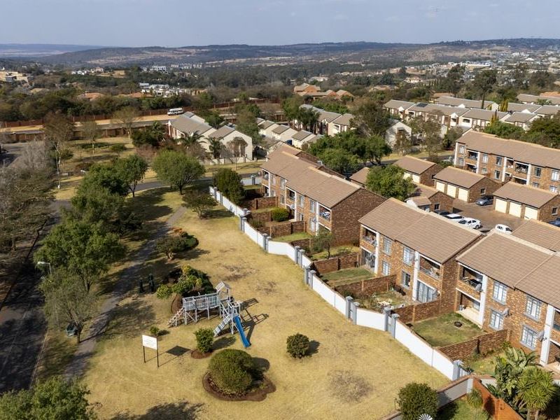 GROUND-FLOOR 2-BED UNIT WITH GARDEN IN MOOIKLOOF RIDGE ESTATE - Photo 10