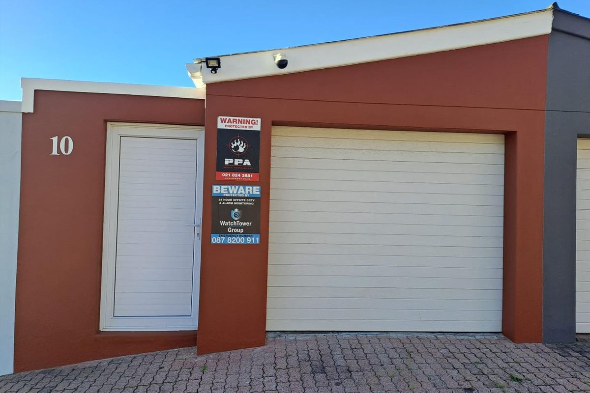 Panoramic City Views | Stylishly Renovated Home with Incredible 70m2 Bonus Storage - Photo 4