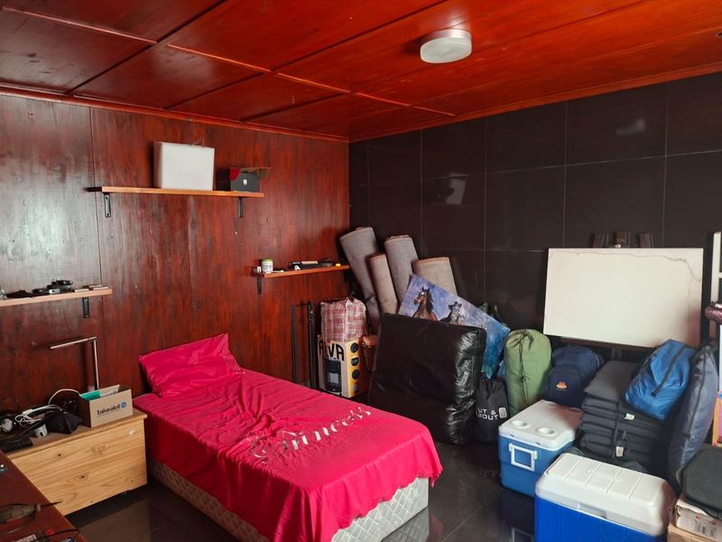 Big Modern 5 Bedroom Family home with a indoor swimming Pool - Photo 10