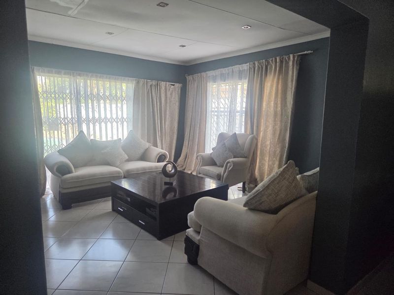 Spacious 3-bedroom family home to rent available 1 July - Photo 3