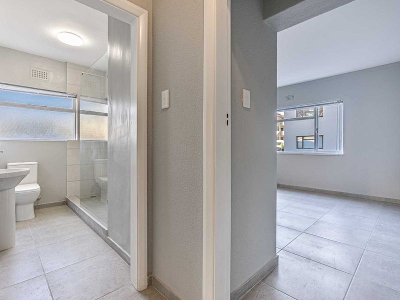 Exceptional Position Close to Sea Point’s Lively Cosmopolitan Scene - Photo 8