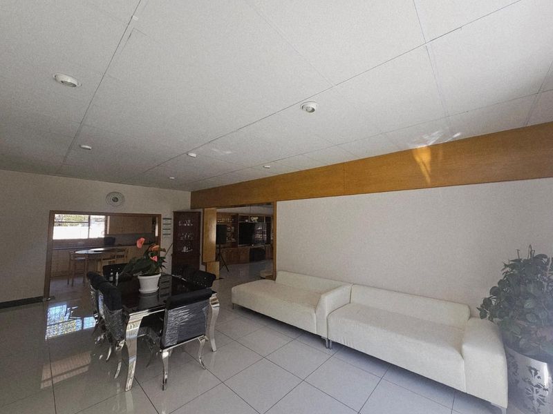 **Charming Sandstone and Plaster Family Home with Ample Space and Modern Amenities** - Photo 5