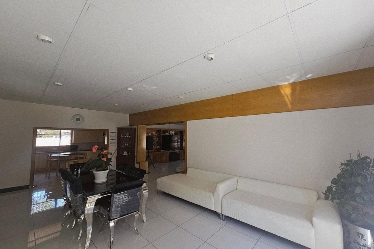 **Charming Sandstone and Plaster Family Home with Ample Space and Modern Amenities** - Photo 5