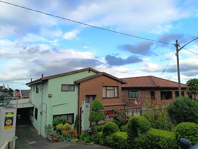 Charming Family Home in Shallcross with Lush Garden &amp; Ample Parking - Photo 2