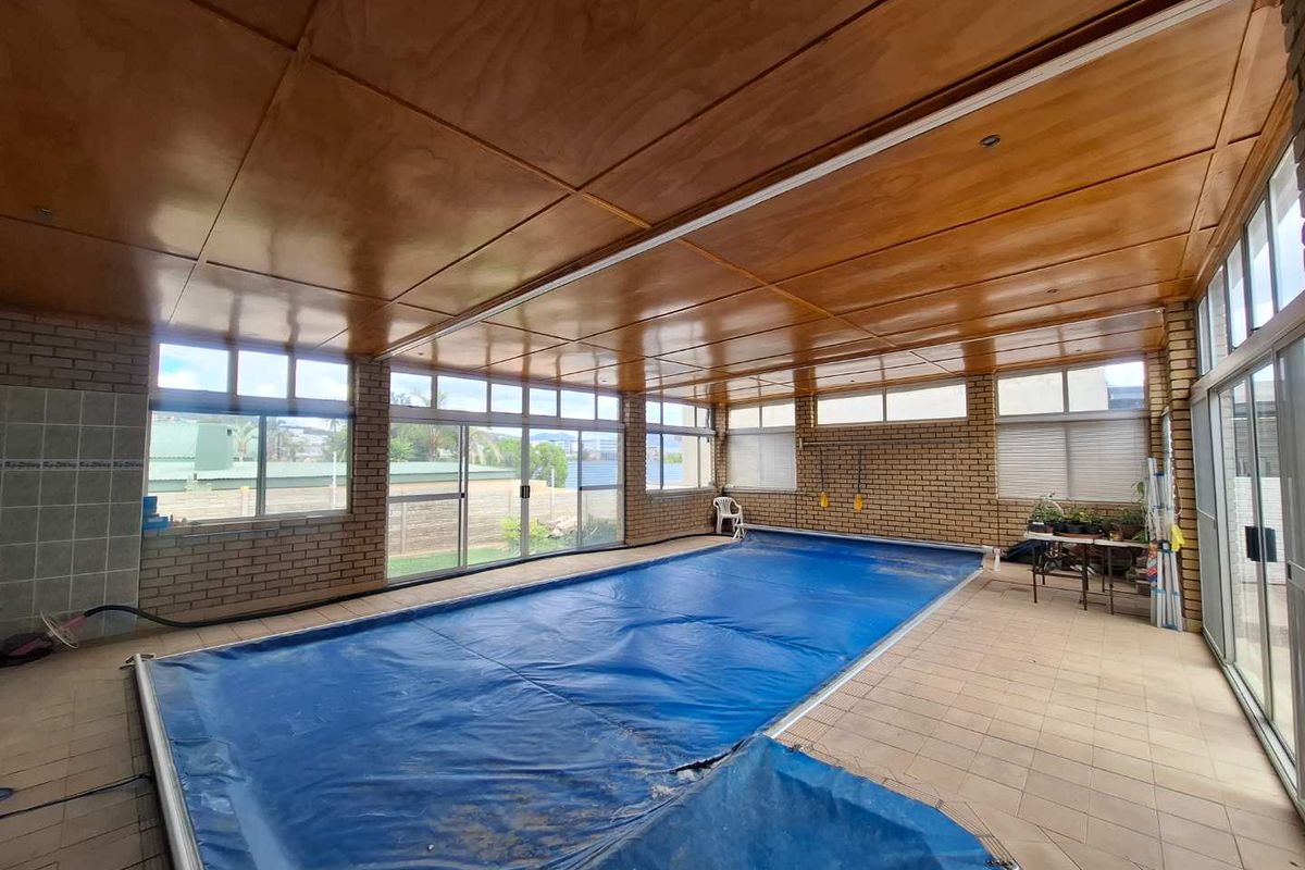 A home filled with heart, cherished by its current owner for the past 35 years - Photo 4