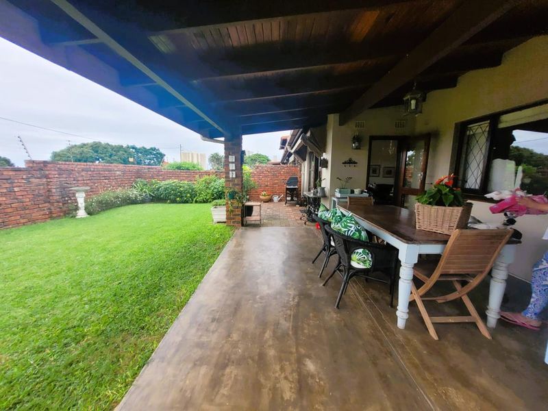 **Stepless - Charming, Spacious Corner Simplex with Extra Parking ** - Photo 4