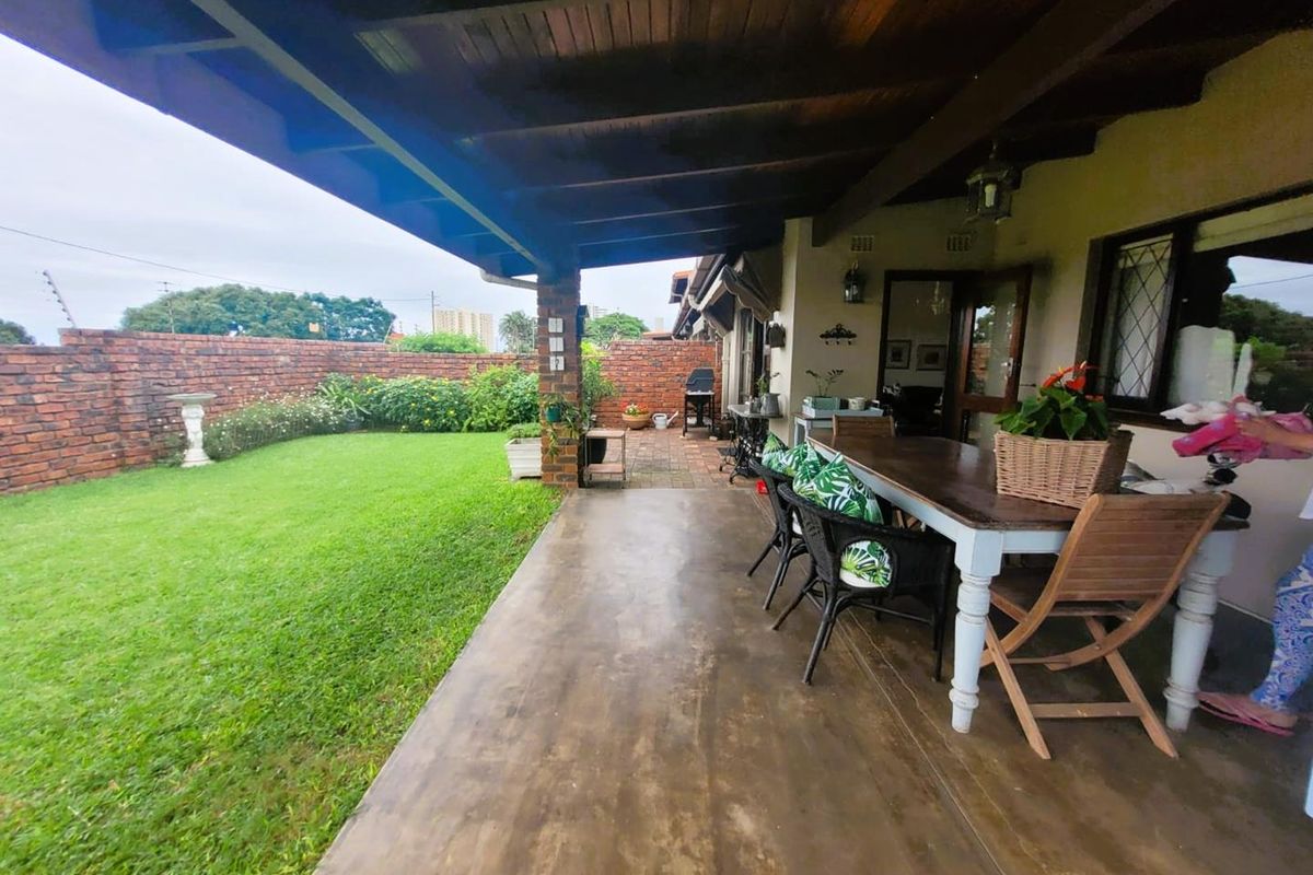 **Stepless - Charming, Spacious Corner Simplex with Extra Parking ** - Photo 4