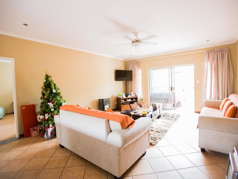 3 Bedroom Townhouse With A Private Garden And Swimming Pool - Photo 7