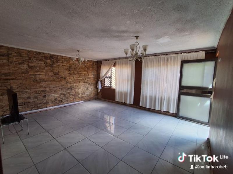 FOR SALE Spacious 4 Bedroom Home in Katutura. - Photo 5