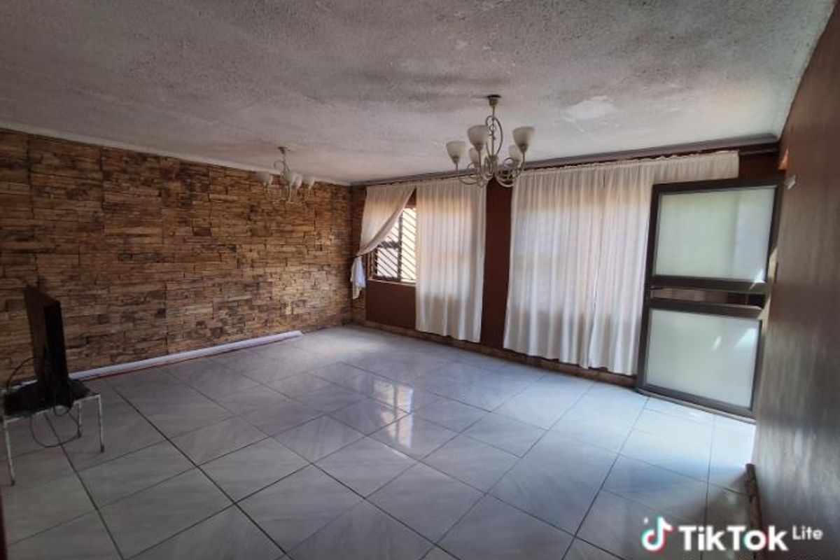 FOR SALE Spacious 4 Bedroom Home in Katutura. - Photo 5