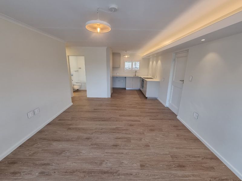 New Renovated Unfurnished 2-Bedroom Ground Floor To Rent in Blaauwbergstrand - Photo 2