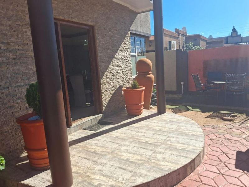 5 Bedroom Double storey House for Sale - Photo 2