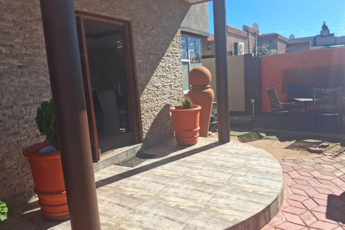 5 Bedroom Double storey House for Sale - Photo 2