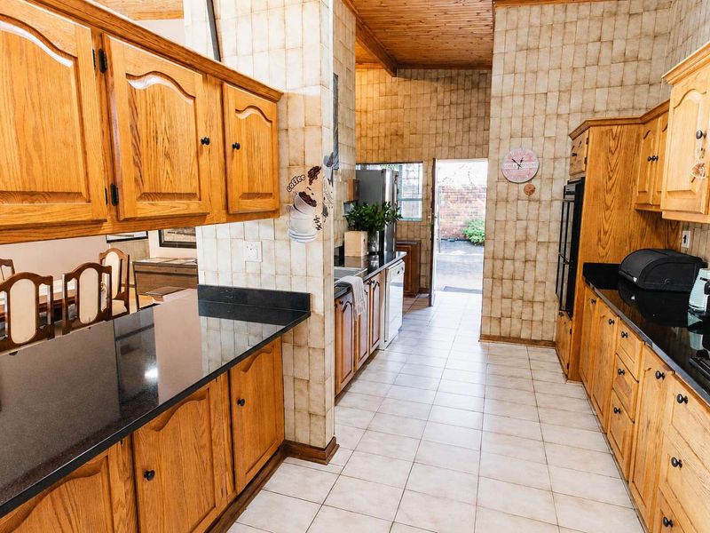 Premium low maintenance face brick family home in the heart of Heuwelsig - Photo 5