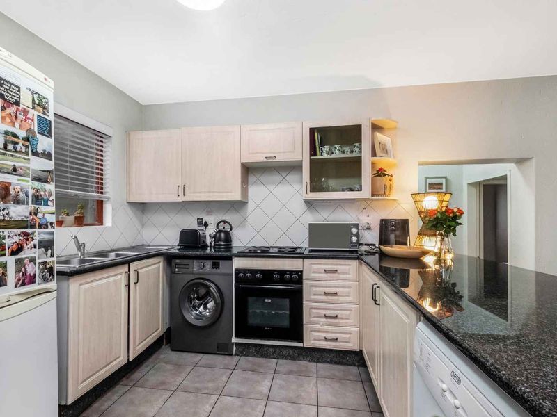 TRANQUIL GARDEN UNIT TUCKED AWAY IN LOVELY LONEHILL PLUS A FEW STEPS AWAY FROM THE PARK - Photo 4