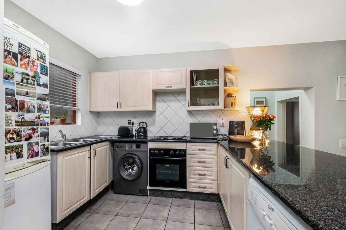 TRANQUIL GARDEN UNIT TUCKED AWAY IN LOVELY LONEHILL PLUS A FEW STEPS AWAY FROM THE PARK - Photo 4