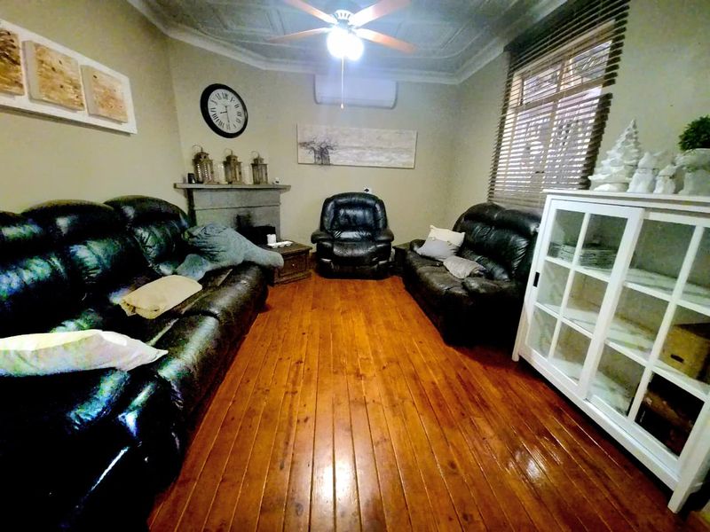 Spacious 4 Bedroom Family Home with Flatlet on a Prime Corner Stand in Rietondale - Photo 5