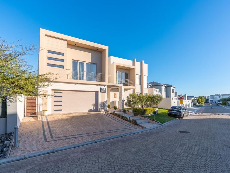 Exquisite Contemporary Residence in Prestigious Sagewood Estate - Photo 2