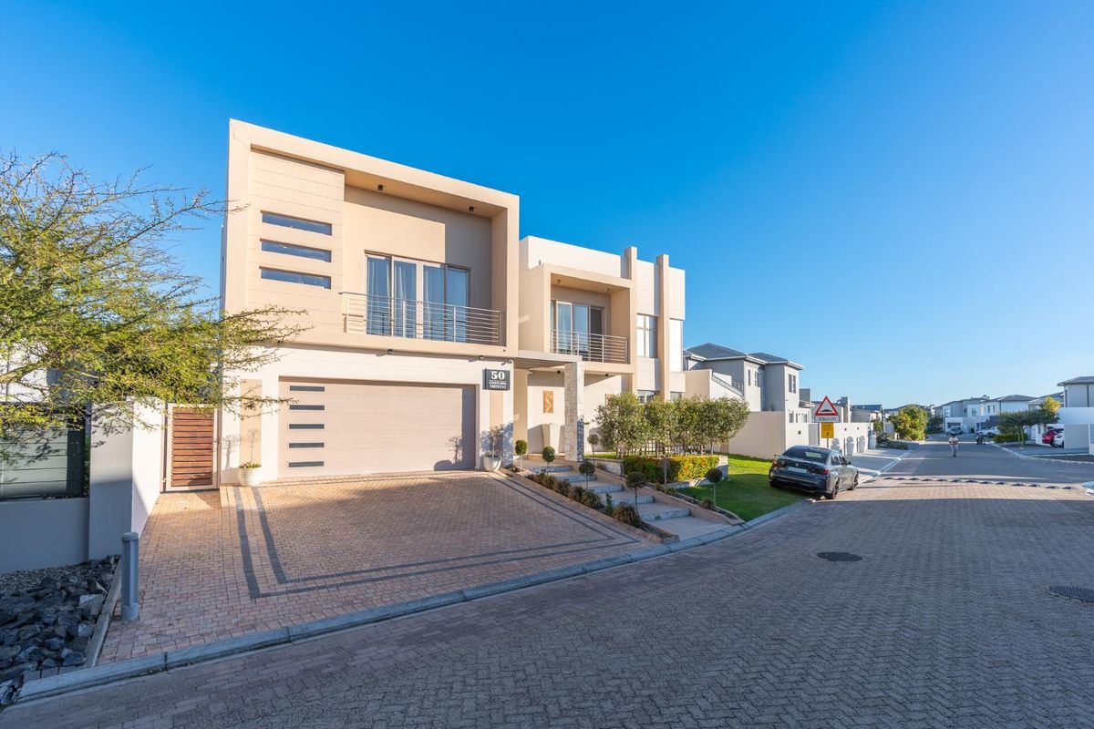 Exquisite Contemporary Residence in Prestigious Sagewood Estate - Photo 2