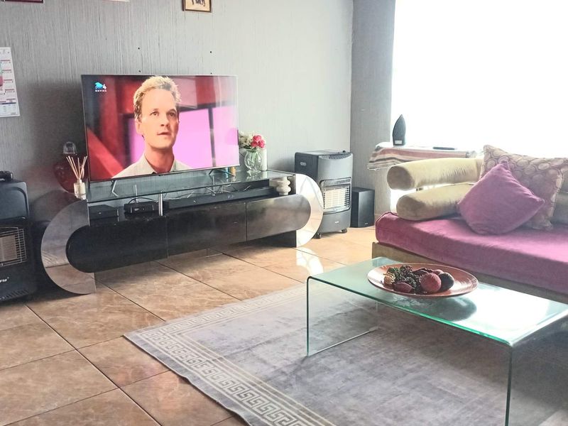 This property is perfectly suited for a small family or savvy investor looking for excellent value and convenience. - Photo 6