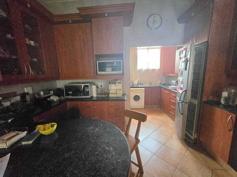 Big house with flatlet, pool and outbuildings - Photo 7