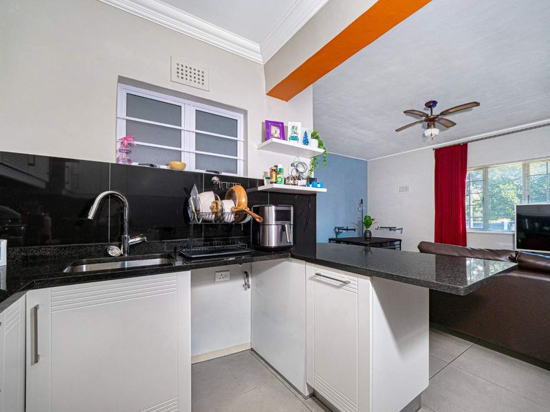 Modern Apartment with Spacious Garage in Prime Claremont Upper Location. - Photo 7