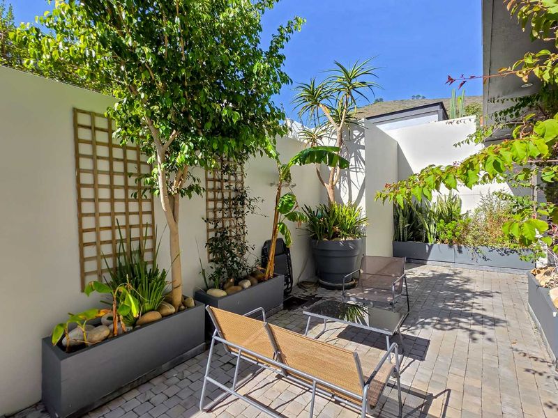 Pet friendly garden apartment in Green Point/Three Anchor Bay - Photo 3