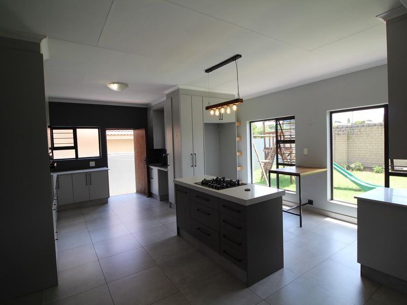 Modern 3-Bedroom Home with Solar in Brooklands Lifestyle Estate - Photo 8