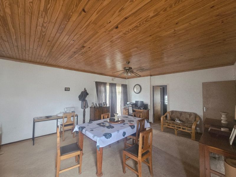 Spacious Four-Bedroom Home with Income Potential and Flatlets - Photo 8