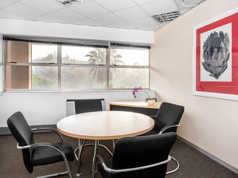 Serviced office space for 10 persons in Regus Parktown - Photo 6