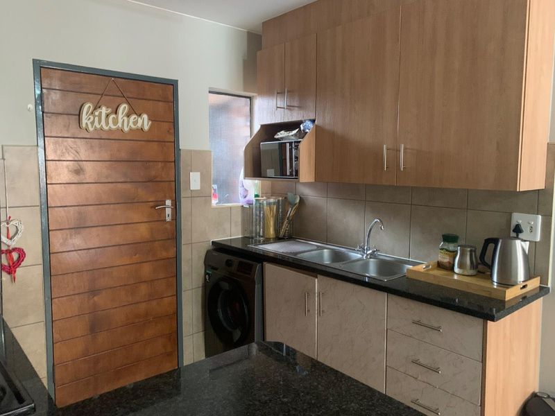 Prime Location Living: 2-Bedroom with Top Amenities - Photo 3