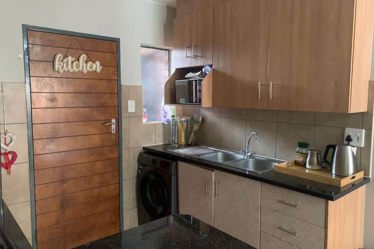 Prime Location Living: 2-Bedroom with Top Amenities - Photo 3