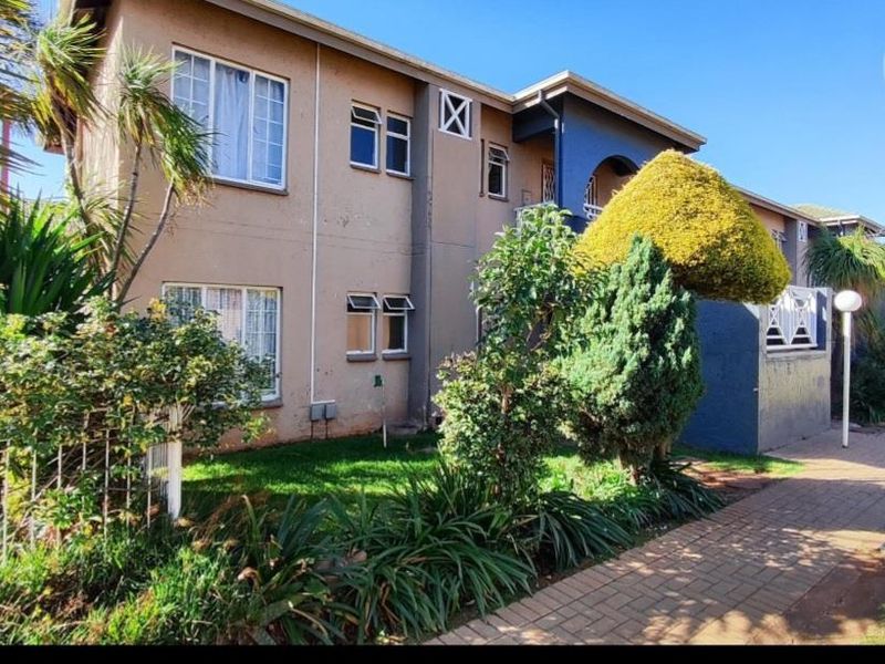 2 bedroom townhouse in affluent suburb - Photo 2