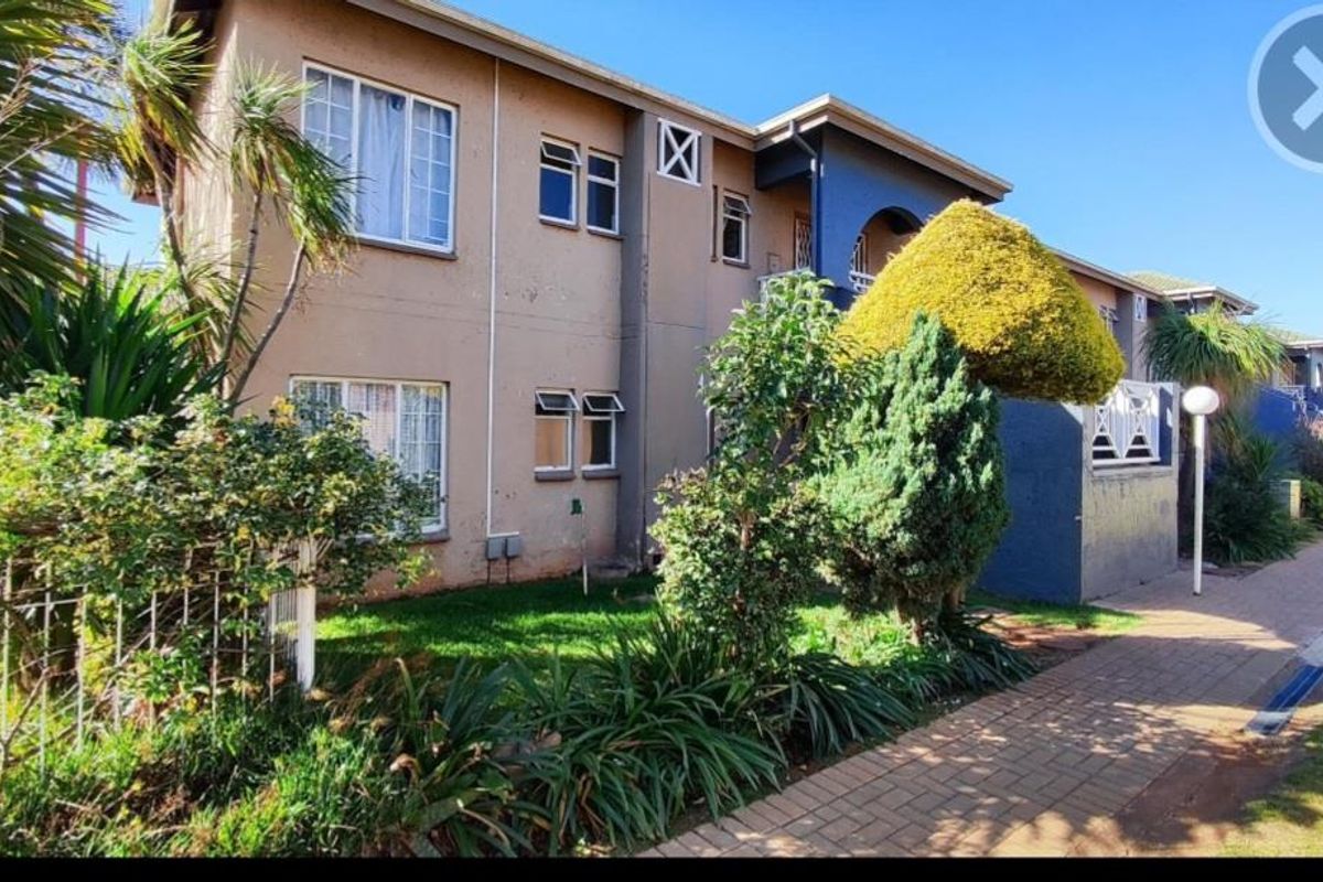 2 bedroom townhouse in affluent suburb - Photo 2