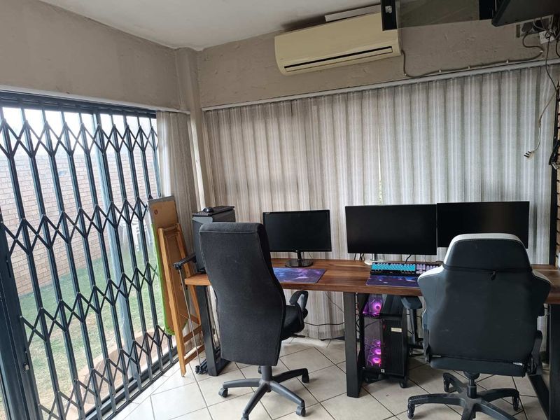 RASLOUW TOWNHOUSE  -  3 LIVING AREAS - 2 BED - 2 BATH  & 2 GARAGES - Photo 8